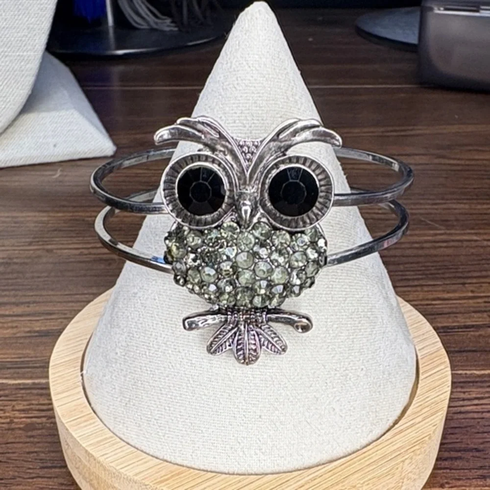 Chic Silver Owl Clamper Bracelet